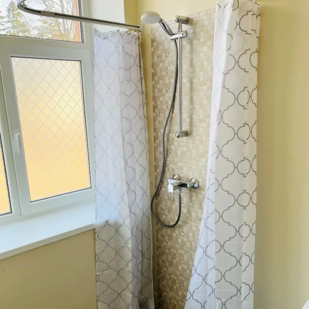 Duširuum mosaiikplaatidega Roomassaare 12 korteris Kuressaares