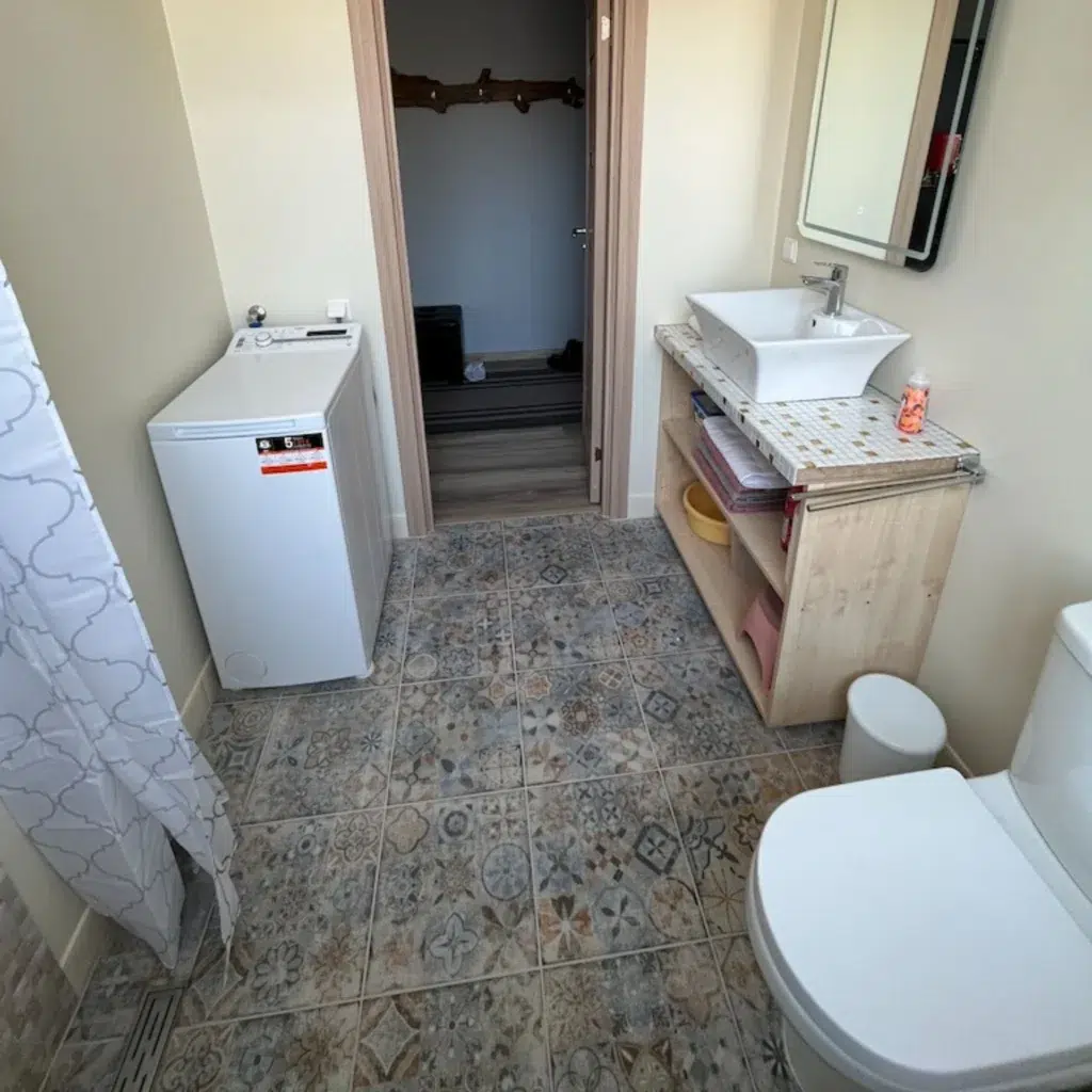 WC-dušširuum pesumasinaga Roomassaare 12 korteris Kuressaares
