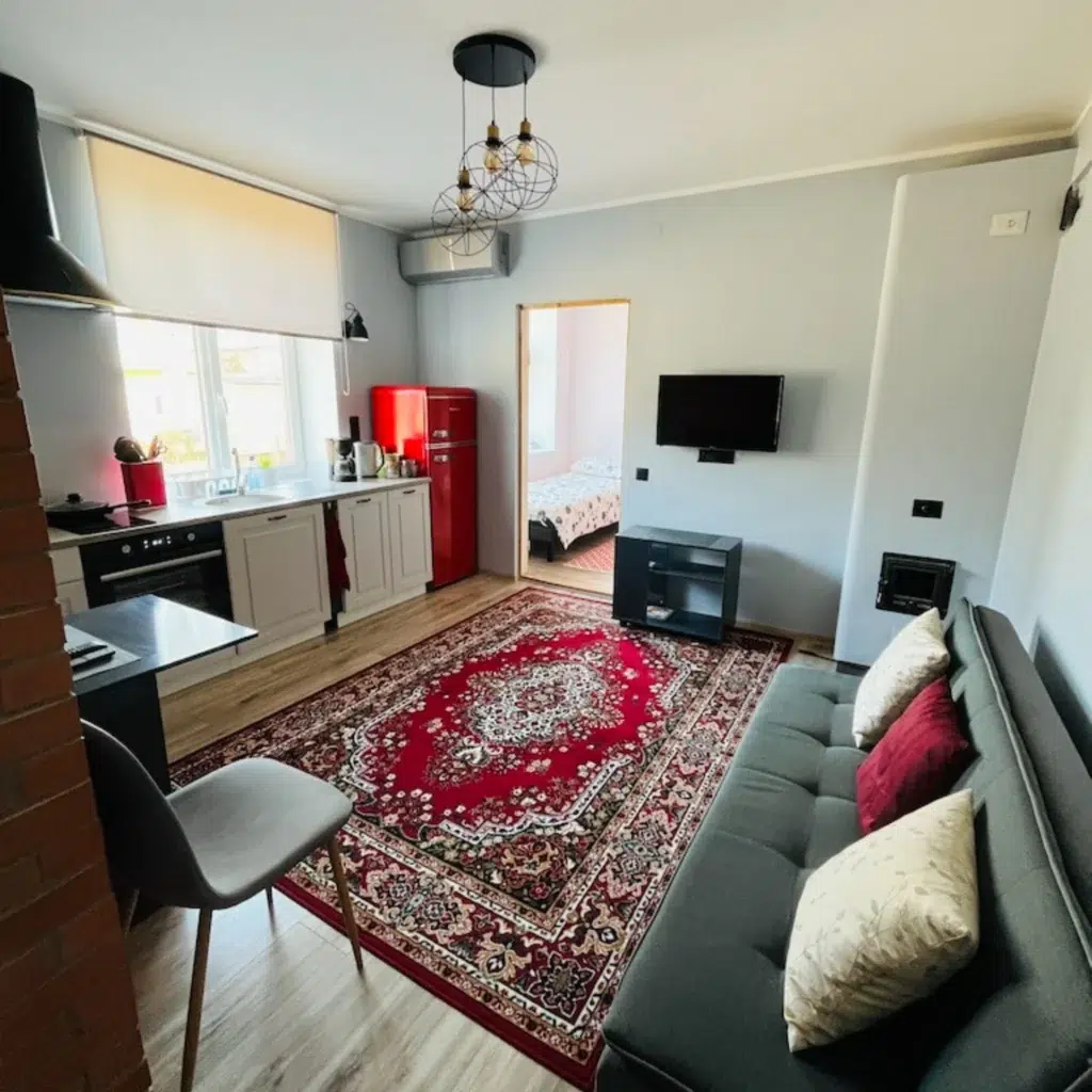 Köök-elutuba punase külmkapi ja diivaniga Roomassaare 12 korteris