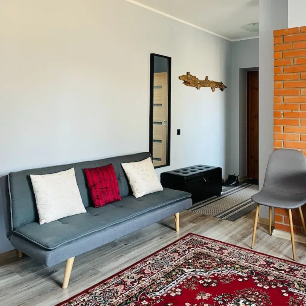Elutoa diivan ja tellisteseina detail Roomassaare 12 korteris