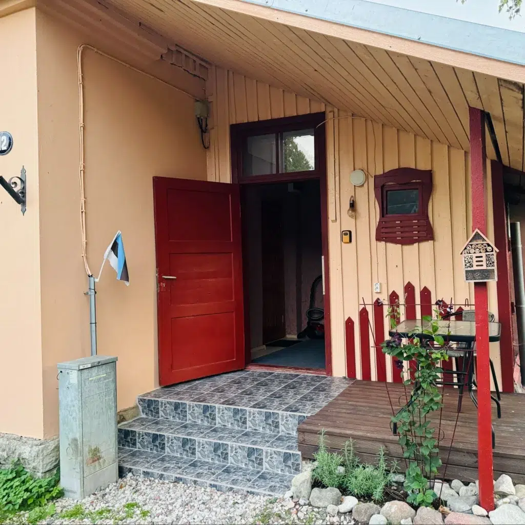 Roomassaare 12 maja välisilme ja terrass Kuressaares