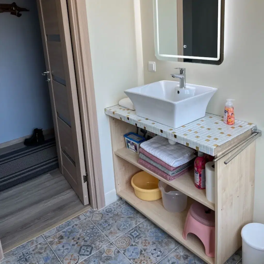 Vannitoa kraanikauss mosaiikplaatide ja LED-peeglega Roomassaare 12 korteris