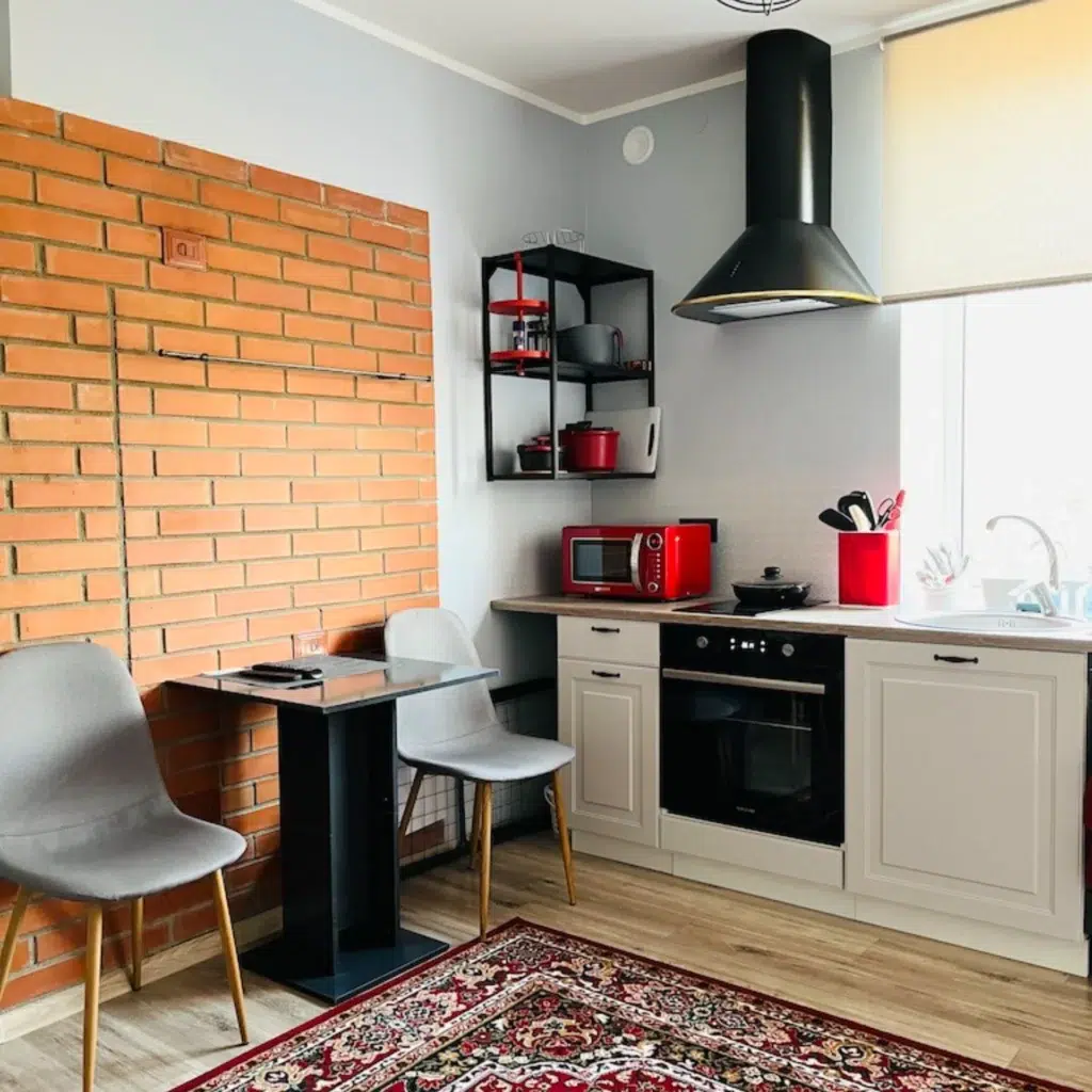 Täisvarustusega köök tellisseinaga Roomassaare 12 korteris Kuressaares