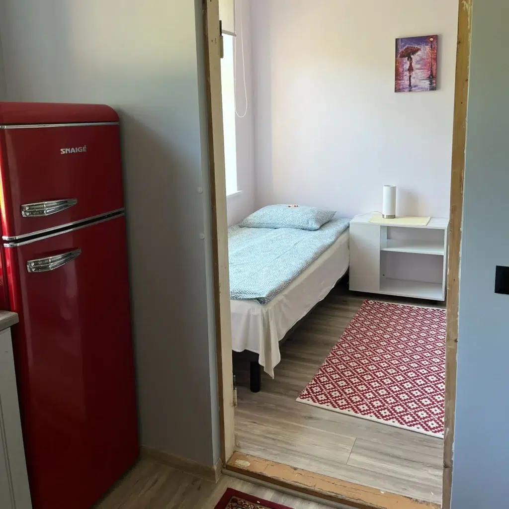 Punane Snaige külmkapp ja vaade magamistuppa Roomassaare 12 korteris
