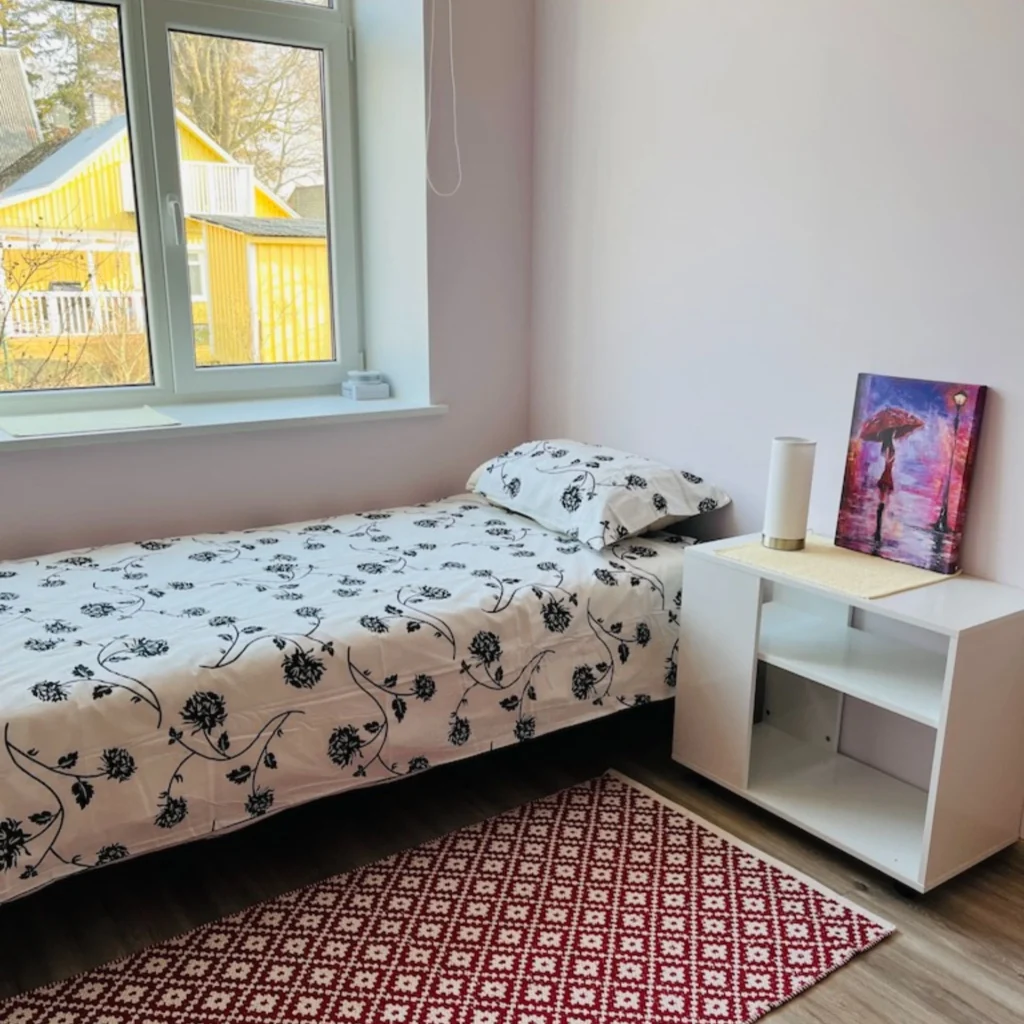 Magamistuba aknaga Roomassaare 12 korteris Kuressaares