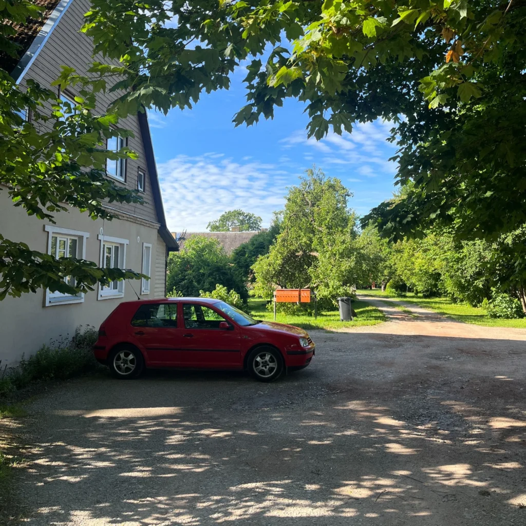 Roomassaare 12 parkla ja rohelus suvel Kuressaares