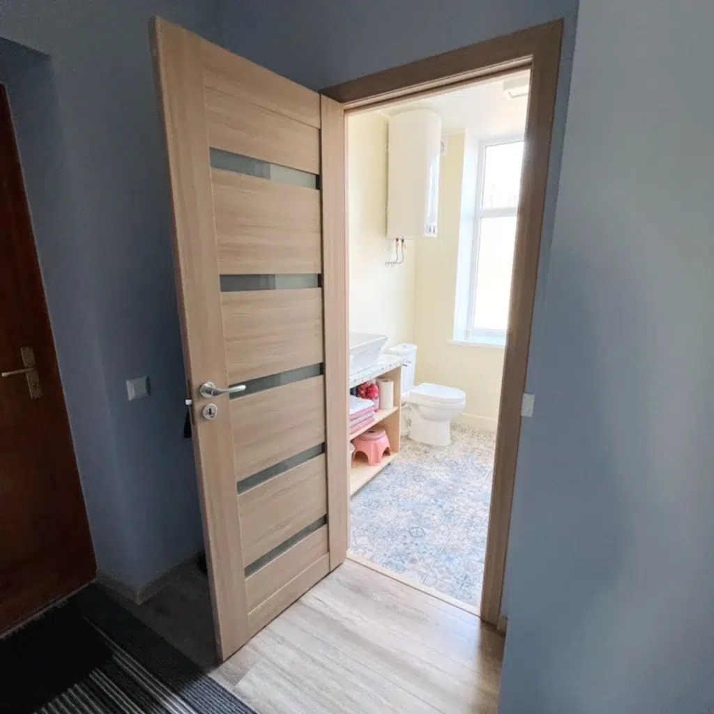 Esik ja lahti olev vannitoa uks Roomassaare 12 korteris